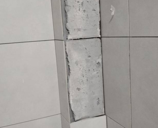 清水瓷砖空鼓维修公司分享下瓷砖施工前基层浇水润湿程度不足，可能导致以下问题