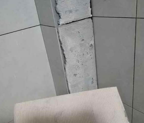 清水瓷砖空鼓维修公司分享下厨房瓷砖脱落的补救措施。